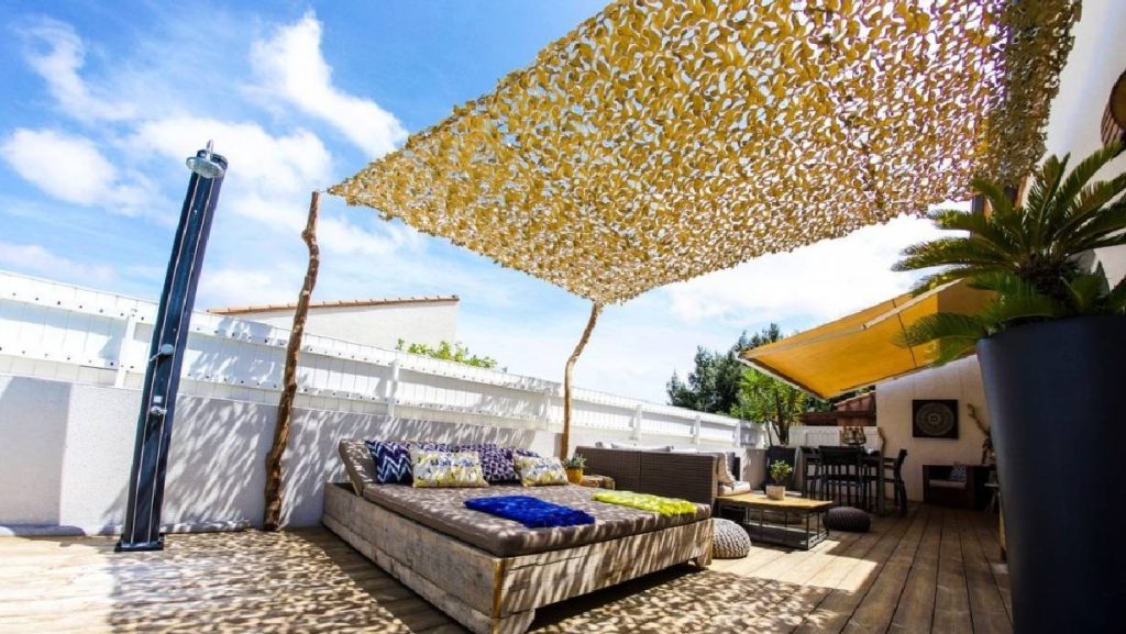 Comment fixer un filet de camouflage sur une pergola ?